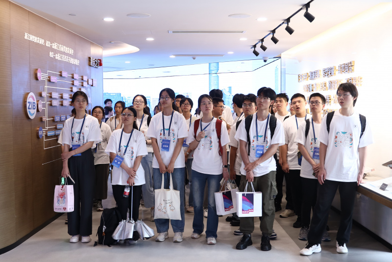 173951403763197657p5.jpg 浙江大學(xué)經(jīng)濟(jì)學(xué)院、國(guó)際聯(lián)合商學(xué)院全國(guó)優(yōu)秀大學(xué)生夏令營(yíng)到浙江東方參訪(fǎng)1.JPG