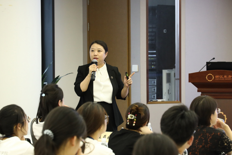 17395141131424981CBd.jpg 浙江大學(xué)經(jīng)濟(jì)學(xué)院、國(guó)際聯(lián)合商學(xué)院全國(guó)優(yōu)秀大學(xué)生夏令營(yíng)到浙江東方參訪(fǎng) 何欣.jpg